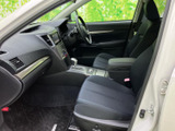 運転席側のドア内張りは、シンプルながらも洗練されたデザインです。操作系の使いやすさも魅力です。