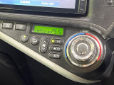 【オートエアコン】一度お好みの温度に設定すれば、車内の温度を検知し風量や温度を自動で調整。暑い&hellip;寒い&hellip;と何度もスイッチ操作をする必要はありません。快適な車内空間には必須の機能ですね♪