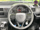 インテリアに合わせたデザインのステアリングは、運転される方のことも考え、運転しやすい形状、大きさです。是非一度、実際に触ってお確かめください。