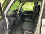 運転席からの視界も良好。安全運転をサポートする、広い視界を確保しています。
