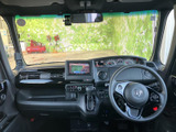 運転席側のドアを開けると、広々とした空間が広がります。操作系の配置も工夫されており、ドライバーの利便性を追求した設計です。