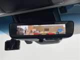 【デジタルインナーミラー】後方に設置されたカメラの映像がルームミラー型の液晶画面に送出されます。トランク内の荷物が満載でも、視界が妨げられることはありません。