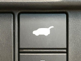 【パワーバックドア】スマートキーや運転席のボタンを押すだけでリアゲートが自動で開閉します!荷物を持っている時や、高い位置にあるバックドアを閉める際に便利な機能です♪