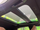 【調光パノラマルーフ】車内の解放感が一気に上がる大型パノラマルーフに調光機能がプラス!日差しが強い時、シェードを閉めなくてもガラスの透明度を調整することで心地よい明るさに♪