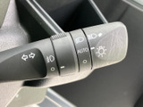 握りやすく、操作しやすいデザインで、快適なドライビングをサポートします。多機能スイッチで、様々な操作をスムーズに行えます。