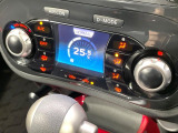 【オートエアコン】一度お好みの温度に設定すれば、車内の温度を検知し風量や温度を自動で調整。暑い&hellip;寒い&hellip;と何度もスイッチ操作をする必要はありません。快適な車内空間には必須の機能ですね♪