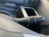 ウインカー操作を容易にするレバー。スムーズな操作で、安全な車内での運転をサポートします。デザインもシンプルで、違和感なく溶け込んでいます。