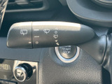 視界をクリアにするワイパーレバーは、雨天時でも安全な運転をサポートします。操作も簡単で、ストレスなく使用できます。