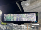 【インテリジェントルームミラー】後席の大きな荷物や同乗者で後方が確認しづらい時でも安心!カメラが撮影した車両後方の映像をルームミラー内に表示。クリアな視界で状況の確認が可能です!