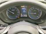 必要な情報を一目で確認できる、分かりやすいデザインです。運転に必要な情報を効率的に把握でき、安全運転をサポートします。スタイリッシュなデザインも魅力です。