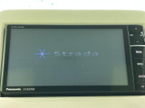 多彩な機能と使いやすさを両立したナビゲーションシステム。目的地設定や音楽再生など、快適なドライブをサポートします。