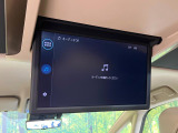 【14型有機ELフリップダウン】三列目からでも迫力のエンタメが観れる大画面フリップダウン。有機ELのモニターでは、一般的なフリップダウンよりも高コントラストでキレイな映像を楽しめます。
