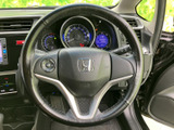 操作しやすいステアリングホイールです。快適なドライブをサポートし、長距離運転でも疲れにくい設計となっています。