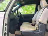 シンプルなデザインながらも、機能性を重視した内装空間。運転席からの操作もスムーズです。