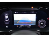R8は車高が低く、後方の視界にも限りがありますので、バックカメラが付いていると駐車の際も安心です。モニターで後方を確認しながら駐車できますので、スーパーカーですが日常使いもしやすい1台になっています。