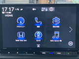 多彩な機能を集約したモニター。車両情報や設定など、必要な情報を一目で確認できます。視認性の高い表示で、操作もスムーズ。