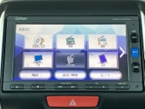 多彩なオーディオソースに対応した画面です。ラジオ、CD、USBなど、お好みの音源を手軽に楽しめます。