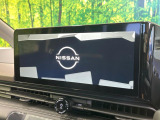 【メーカー純正12型ナビ】インテリアに溶け込むスタイリッシュな「専用設計」メーカーナビを装備♪視認性や操作性など基本性能にも優れ、より上質なカーライフをお楽しみいただけます。