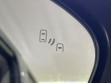 【ブラインドスポットモニター】走行中、ドアミラーの死角になりやすい箇所に後続車が接近するとサイドミラーのレンズに警告を表示!ドライバーに注意喚起をしてくれます。