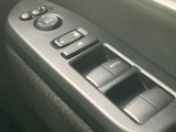 操作しやすいウインカーレバーは、確実な操作感を実現。安全な車線変更や右左折をサポートします。細部にまでこだわった設計です。