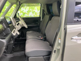 シンプルで使いやすい内装。運転席からの操作もスムーズで、安全運転をサポートします。