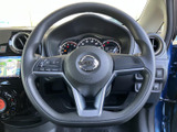 握りやすいデザインで、長距離運転でも疲れにくいステアリングホイールです。操作もスムーズで、快適なドライビングをサポートします。