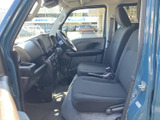 運転席からのアクセスもスムーズで、乗り降りしやすい設計。細部にまで配慮された、使い勝手の良さが魅力です。操作性も高く、快適なドライブをサポートします。