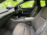ドライバー視点の快適性を追求した設計で、運転操作をサポートします。視界もクリアで、安全運転を後押しします。