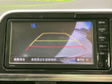 後退時の安全をサポートするクリアな映像。車幅感覚もわかりやすく、安心してバック操作ができます。