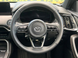 インテリアに合わせたデザインのステアリングは、運転される方のことも考え、運転しやすい形状、大きさです。是非一度、実際に触ってお確かめください。