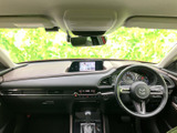 広々とした空間と、上質な素材使いが快適な車内空間を演出します。程よい光沢が上品さを演出し、洗練された雰囲気を醸し出しています。