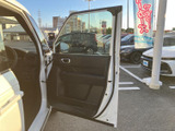 上質な素材を使用したドアトリムが、落ち着いた空間を演出します。手触りも滑らかで、安心感と快適性を高めています。