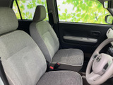 広々とした空間で、ゆったりとくつろげるシートが魅力です。運転席からの視界も良好で、運転しやすい設計となっています。