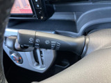 視界を確保するワイパー操作をサポートするレバー。雨天時でも安心して運転できる、頼れる装備です。操作も簡単で、誰でも使いこなせます。