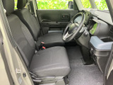 運転席側のドアを開けると、広々とした空間が広がります。使い勝手の良い収納スペースも備わっています。
