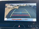 後退時には、周囲の状況を把握しやすい映像が表示され、安全な運転をサポート。視界の死角を減らし、スムーズなバックを可能にします。