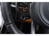 フロントリフターを増備しております。スイッチ一つでフロントの車高を約40mm上げることができるため、段差なども安心していただけます。