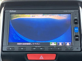 バックカメラ映像を鮮明に表示し、安全な後退をサポートします。駐車や狭い場所での運転を安心して行えます。