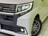 【LEDヘッドライト】悪天候や夜間走行時も良好な視界を確保し安心して運転できる高輝度LEDヘッドライトを装備!点灯速度が早く、消費電力も抑えられています。