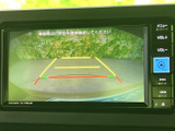 駐車時の後方視界をサポート。安全確認をしっかりと行い、スムーズな後退をアシストします。