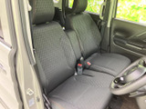 運転席側のドアを開けると、広々とした空間が広がります。シートに腰掛けるたびに、快適さを感じていただけます。