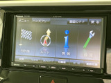 多彩なアイコン表示で、目的地設定や各種操作がスムーズに行えます。直感的な操作で、快適なカーナビゲーションをお楽しみください。停車時に映像を楽しめます。