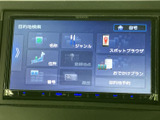 高画質ディスプレイを搭載したナビゲーションシステム。目的地設定や音楽再生など、快適なドライブをサポートします。