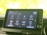先進のナビゲーションシステムとオーディオで、快適なドライブを演出。スマートフォン連携機能も搭載し、利便性を高めています。