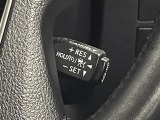 【レーダークルーズコントロール】従来のクルコンの機能に加え、先行車に接近すると、安全な車間距離を保ちながら先行車の車速に合わせ追従するシステム。