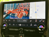 大画面ディスプレイを搭載し、ナビゲーションやオーディオ操作が直感的で見やすいのが特徴。目的地設定や音楽選択もスムーズに行えます。