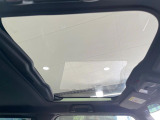 【ガラスルーフ】ガラスルーフ搭載で車内の解放感が一気にアップ!開放的なドライブをお楽しみいただけます。