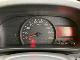 運転に必要な情報を一目で確認できます。シンプルで視認性の高いデザインで、安全運転をサポートします。