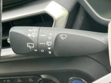 操作感にこだわったレバーデザイン。雨天時でも快適な視界を確保し、安全運転をサポートします。