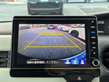 バックカメラの映像を表示し、安全な後退運転をサポートします。駐車時にも周囲の状況を把握しやすく、初心者の方にも安心です。